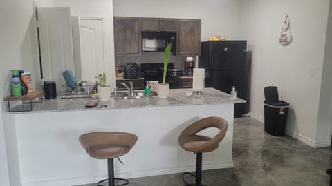 Full-size fridge, microwave, oven, stovetop