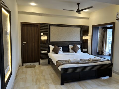 Premier Room, Multiple Bedrooms, City View | Egyptian cotton sheets, premium bedding, desk, laptop workspace