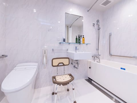 Deluxe Twin Room | Bathroom | Free toiletries, hair dryer, bidet, towels