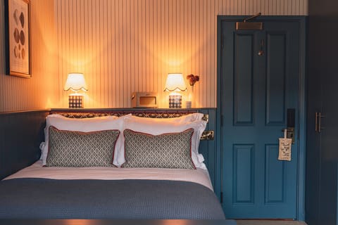 Snug Room | Egyptian cotton sheets, premium bedding, in-room safe