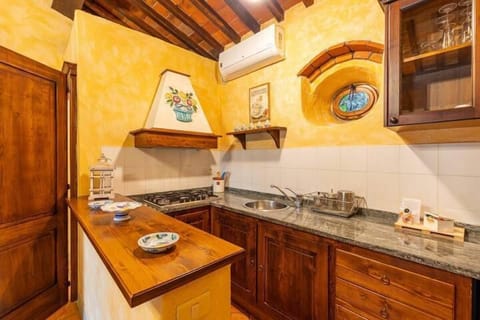 Appartamento LOGGIA | Private kitchen | Fridge, cookware/dishes/utensils, freezer, paper towels