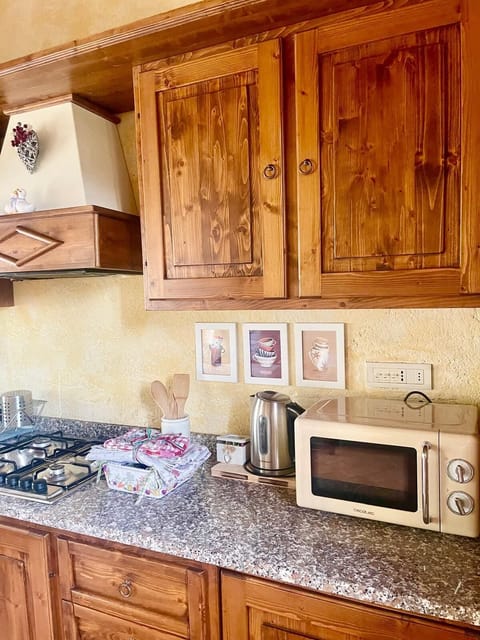 Appartamento QUERCE | Private kitchen | Fridge, cookware/dishes/utensils, freezer, paper towels