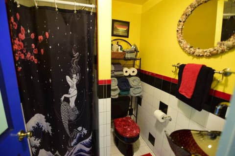 Another view of the bathroom.