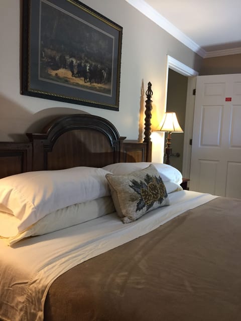 Premium Room, 1 King Bed, Accessible (Pet Friendly) | 1 bedroom, Egyptian cotton sheets, premium bedding, pillowtop beds