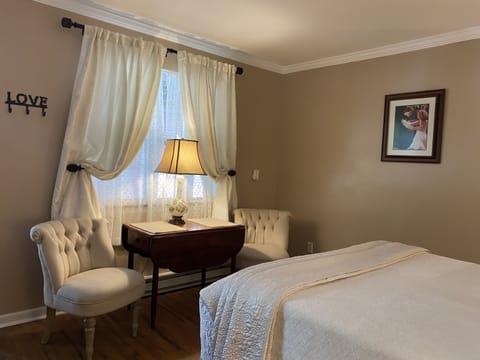 Romantic Room, 1 Queen Bed, Ground Floor (Pet Friendly) | 1 bedroom, Egyptian cotton sheets, premium bedding, pillowtop beds