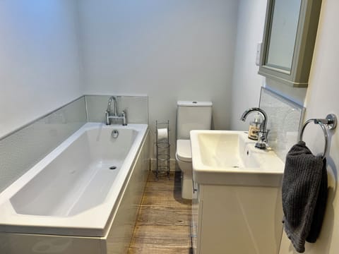 Cottage | Bathroom | Shower, deep soaking tub, free toiletries, hair dryer