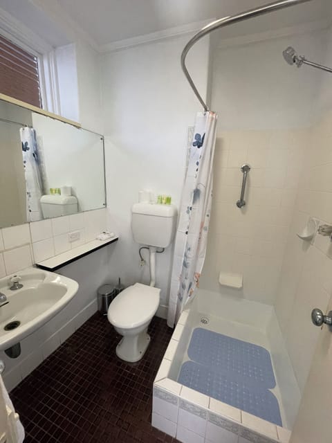 Standard Room | Bathroom