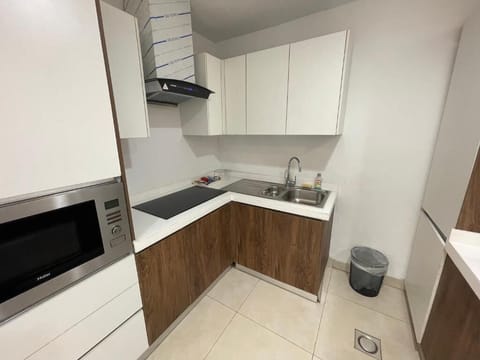 Deluxe Apartment | Shared kitchen | Fridge, microwave, dishwasher, electric kettle