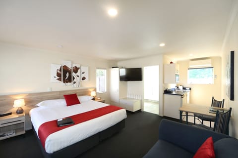 Superior Studio Suite, Accessible | Soundproofing, iron/ironing board, rollaway beds, free WiFi