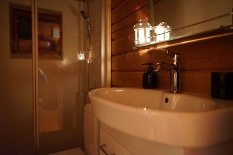 Cabin, River View | Bathroom | Towels, soap, shampoo, toilet paper