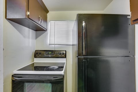 House (2 Bedrooms) | Private kitchen | Microwave, oven, stovetop, paper towels