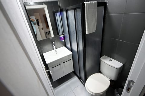 Standard Single Room | Bathroom