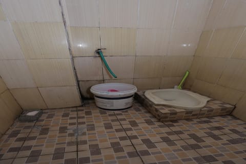 Basic Double Room | Bathroom | Shower, towels