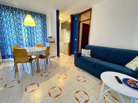 Apartment, 2 Bedrooms, Terrace, City View | Living area