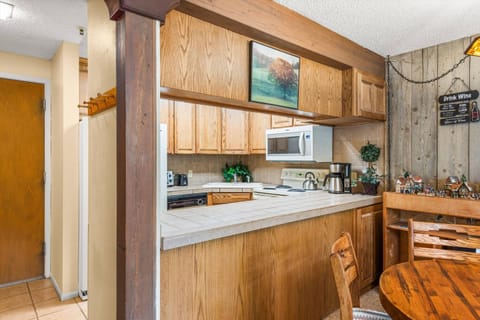 Condo (Lichenhearth 16) | Private kitchen | Fridge, microwave, oven, stovetop