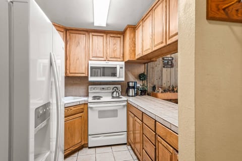 Condo (Lichenhearth 16) | Private kitchen | Fridge, microwave, oven, stovetop