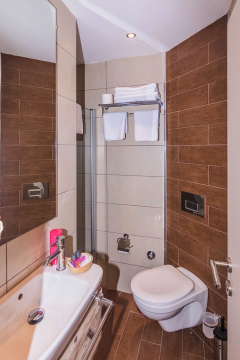 Standard Twin Room, Pool View | Bathroom | Shower, hair dryer, slippers, towels