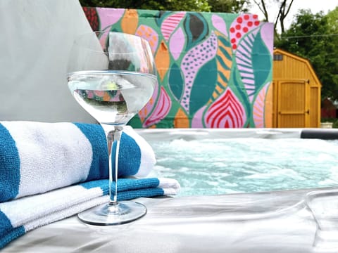Art & Bubbles by the Water! Custom wall art sets the scene for a relaxing soak in the hot tub at Riverside Pool Paradise.