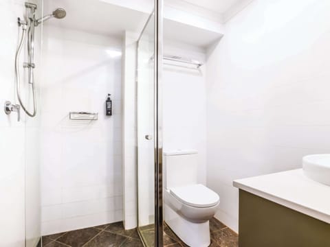 Standard Room, 1 Queen Bed | Bathroom | Shower, eco-friendly toiletries, hair dryer, towels