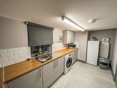 Studio, Private Bathroom | Shared kitchen | Full-size fridge, microwave, oven, stovetop