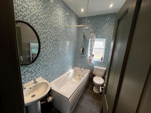 House | Bathroom | Combined shower/tub, hair dryer, towels