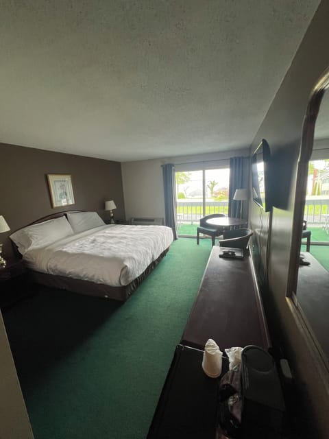 Classic Room, 1 King Bed, Lake View | Iron/ironing board, free WiFi, bed sheets