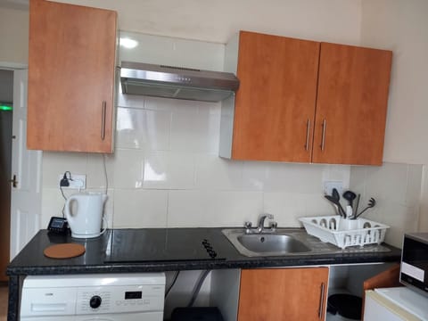 Studio | Private kitchen | Fridge, microwave, stovetop, electric kettle