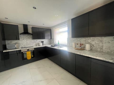 House | Private kitchen | Fridge, microwave, oven, stovetop