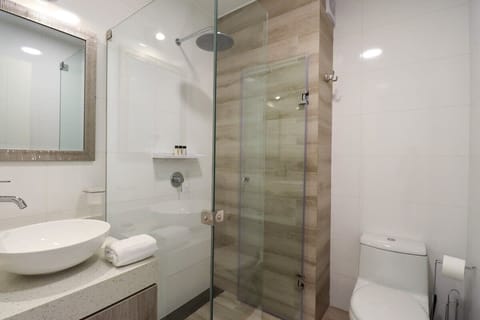 City Apartment | Bathroom | Shower, hair dryer, heated floors, towels