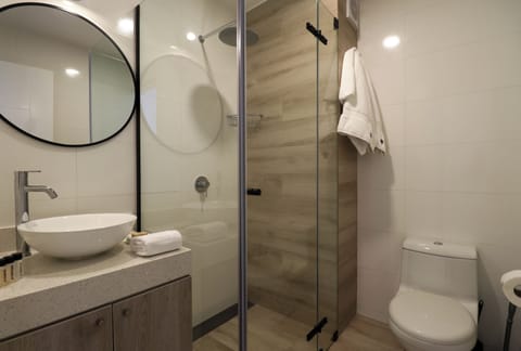 Business Apartment | Bathroom | Shower, hair dryer, heated floors, towels
