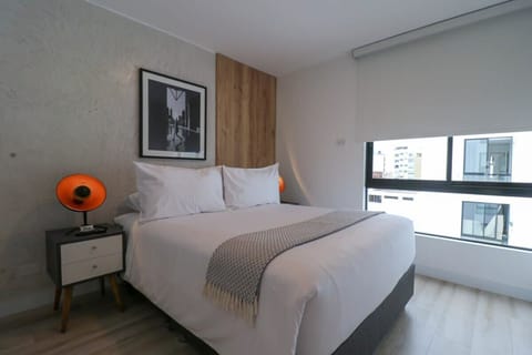 City Apartment | Premium bedding, iron/ironing board, free WiFi, bed sheets