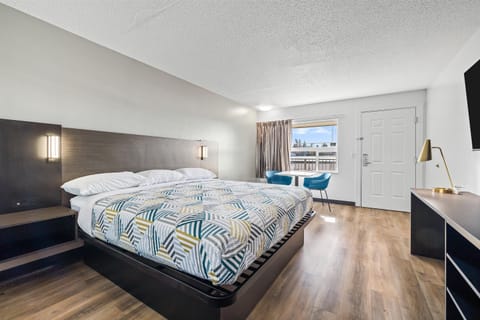 Standard Room, 1 King Bed, Non Smoking | Free WiFi, bed sheets, alarm clocks