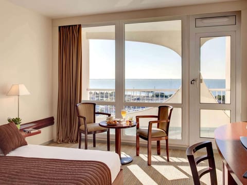 Classic Room, 1 Double Bed, Sea View | Minibar, in-room safe, desk, blackout drapes