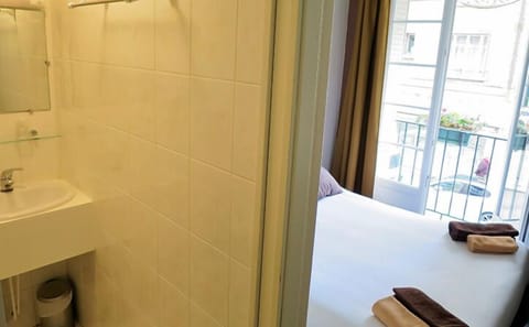 Classic Double Room | Bathroom | Shower, free toiletries, hair dryer, towels