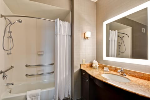 Combined shower/tub, free toiletries, hair dryer, towels