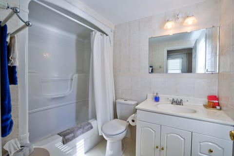 Comfort Room (William Shakespeare) | Bathroom | Combined shower/tub, free toiletries, hair dryer, towels