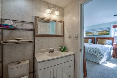Classic Room (Bernard Shaw) | Bathroom | Combined shower/tub, free toiletries, hair dryer, towels