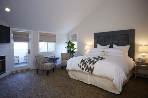 Standard Room, 1 King Bed | Premium bedding, pillowtop beds, individually decorated, desk