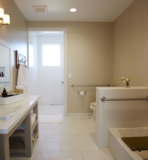 Standard Room, 1 King Bed | Bathroom | Separate tub and shower, free toiletries, hair dryer, bathrobes