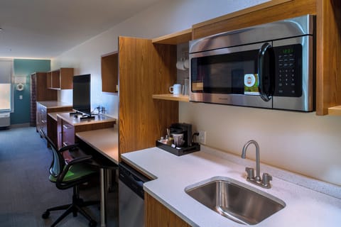 Full-size fridge, microwave, dishwasher, cookware/dishes/utensils