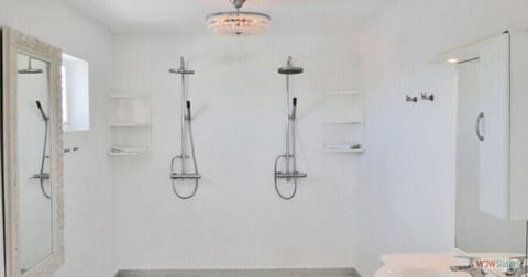 Economy Double Room | Bathroom | Shower, hair dryer, towels
