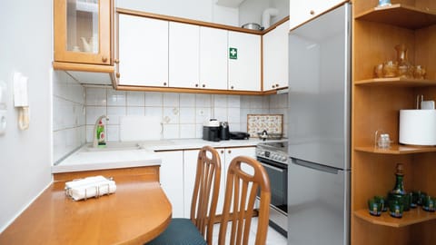 Family Apartment | Private kitchen | Oven, electric kettle, toaster, cookware/dishes/utensils