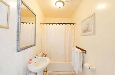 Lilac Room (Pets Not Allowed) | Bathroom | Free toiletries, hair dryer, towels