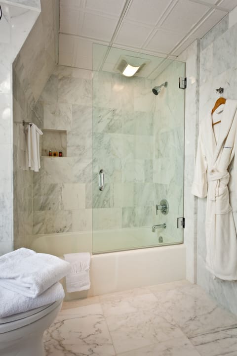 Room, 1 King Bed | Bathroom | Combined shower/tub, free toiletries, hair dryer, bathrobes