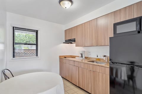 Junior Suite | Private kitchen | Fridge, microwave, coffee/tea maker