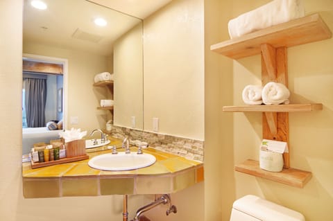 Deluxe Room, 1 Queen Bed (La Luna) | Bathroom | Free toiletries, hair dryer, bathrobes, towels