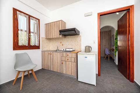 Deluxe Apartment | Private kitchen | Mini-fridge, espresso maker, electric kettle, toaster