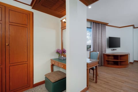 Family Suite | Living area | 32-inch LCD TV with cable channels, TV