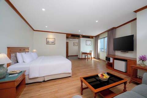 Grand Deluxe Corner | 1 bedroom, minibar, in-room safe, desk