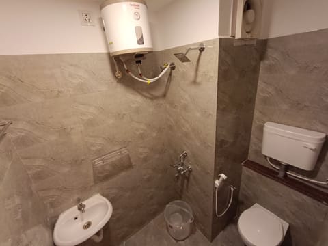 Deluxe Room | Bathroom | Shower, rainfall showerhead, towels